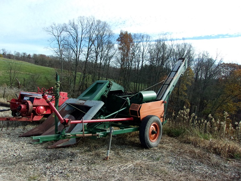 used New Idea 325 picker at Baker & Sons Equipment in Ohio