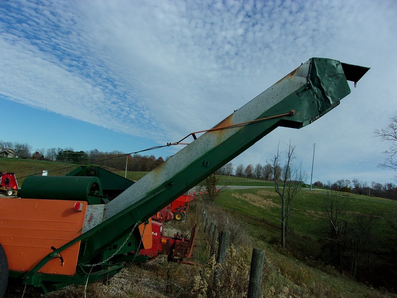 used New Idea 325 picker at Baker & Sons Equipment in Ohio