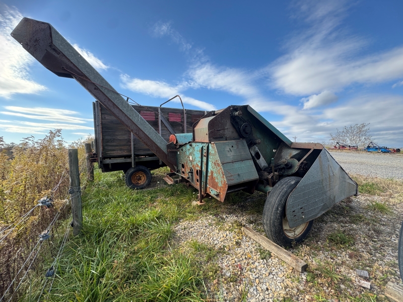 Used New Idea 324 picker for sale at Baker & Sons Equipment in Ohio