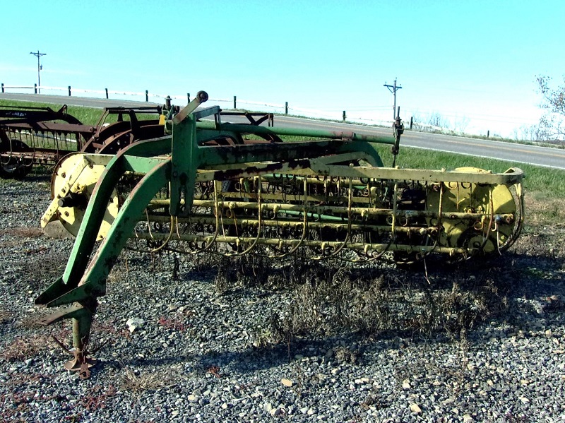 used New Idea 402 rake for sale at Baker & Sons Equipment in Ohio