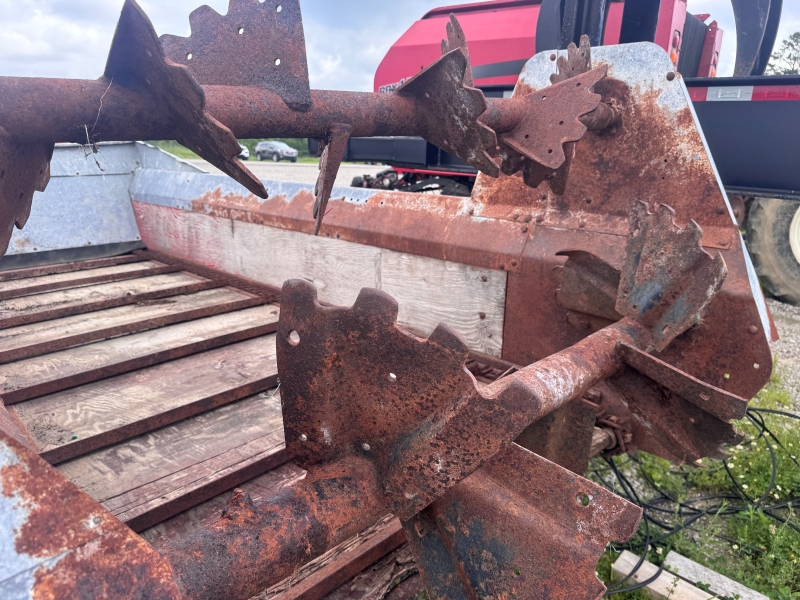 1984 New Idea 351B manure spreader at Baker & Sons Equipment in Ohio