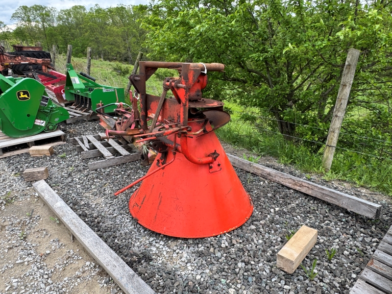 Used Baltic spreader at Baker & Sons Equipment in Ohio
